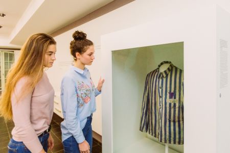 Ein lila Stoffdreieck auf der Uniform stand für die Häftlingskategorie „Bibelforscher“ (Foto: © Lina Loos für das Kreismuseum Wewelsburg)